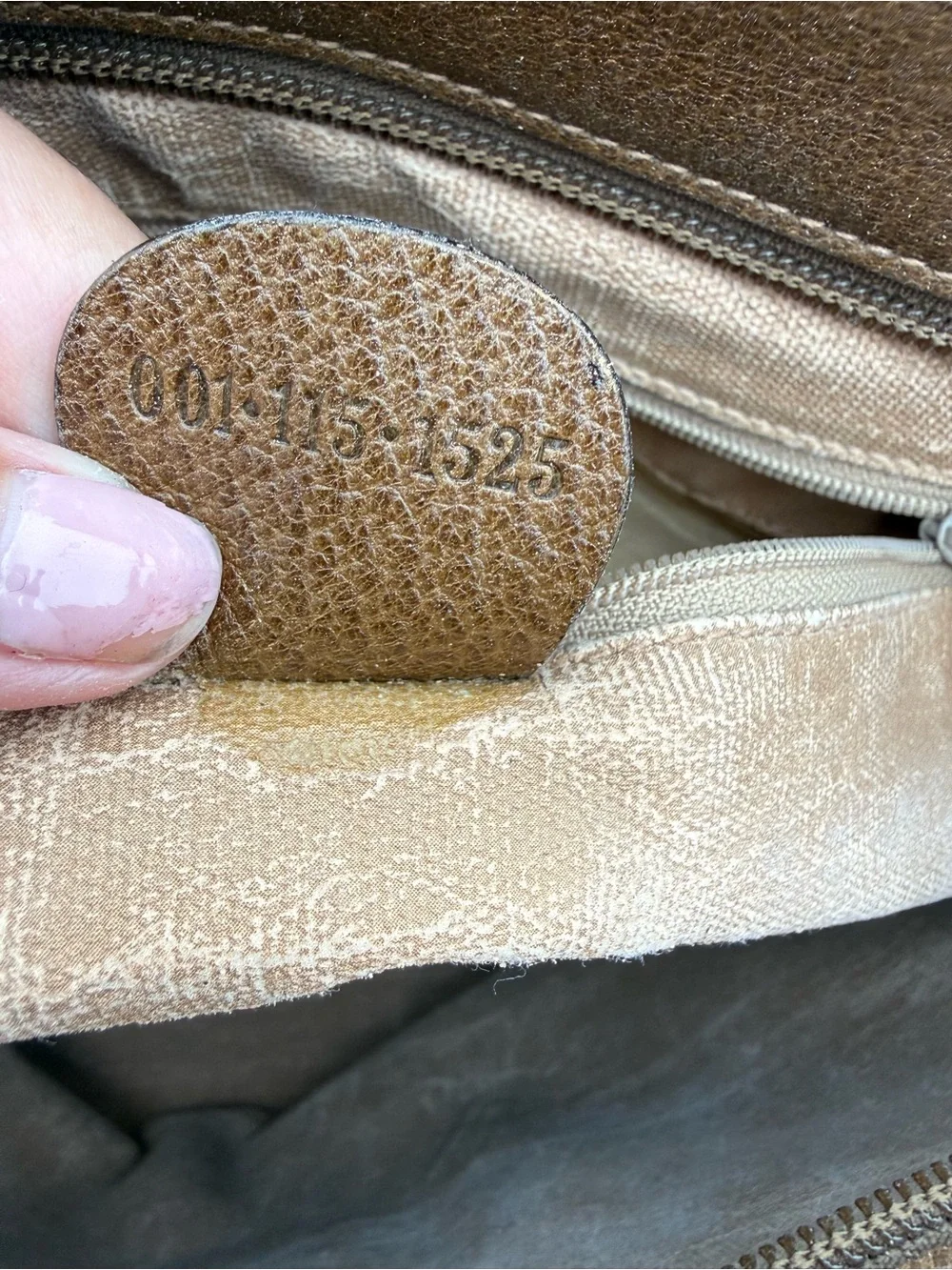 Gucci tote signature